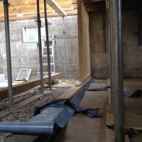 isolation sous le mur porteur en bloc de fibre de verre de 10cm d'épaisseur.