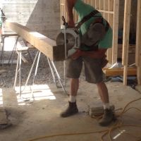 Richard coupe un poutre