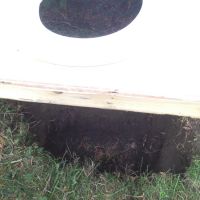 Le fameux trou. Si jamais il devenait trop plein, on le reboucherai et on mettrai un sceau et des sacs poubelle compostables que l'on mettrai au compost de la ville régulièrement.