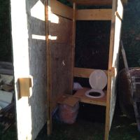 Notez le système verrouillage de la porte intérieur et extérieur... ultra sophistiqué.