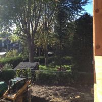 Justine qui guide la course de la charpente avec une corde.