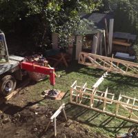 Le fameux camion-grue sur ses tas de planches pour le stabilier