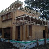 tas de contre plaqué prêt à couvrir le toit