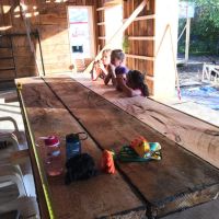 Les 3 grosses planches que l'on a récupéré du mur lors de l'ouverture de la grande fenêtre. Je l'ai installé dans la future salle a manger pour réaliser que c'est un peu grand...