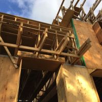 Débords de toit en construction. Cela permet de couper le soleil haut d'été et de laisser passer le soleil bas en hiver.