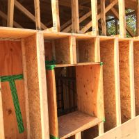 Fenêtre des toilettes de l'étage. On voit le toit et le mur extérieur pas encore fermés.