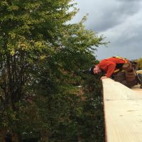 Richard installant le dessus du parapet (rebord du toit)