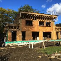 Facade Sud coté jardin. Le toit presque fini.