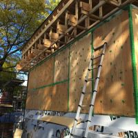 facade Nord-Ouest avec ses bandes collantes installées pour l'étanchéité à l'air.