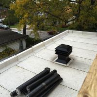 la fameuse membrane du toit avec un ventilateur d'entre-toit. C'est en fait un orifice en communication avec le dessous du toit, permettant d'éviter la surchauffe du toit et d'évacuer correctement l'humidité.