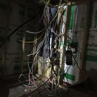 Beau sac de noeuds... Jean-Jacques l'electricien reliera tout cela au panneau électrique prochainement.