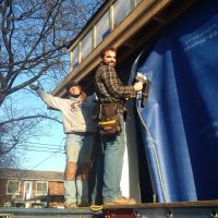 Justine et Pierre-Luc installent la membrane pare-intempérie.