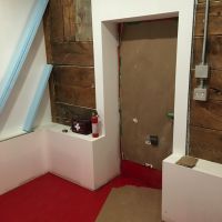 Linoléum rouge dans le mudroom