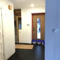 Linoléum noir dans l'entrée