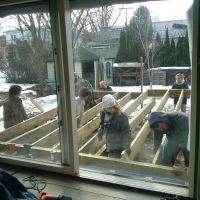 On a réquisitionné les étudiant en bâtiment durable venu visité la maison; pour redresser le cadre de la terrasse.