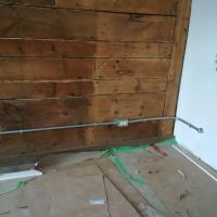 Mur en bois de la chambre d'amis. La partie à droite à été ravivée avec une brosse de nylon rotative. On cherche du temps pour faire le reste...